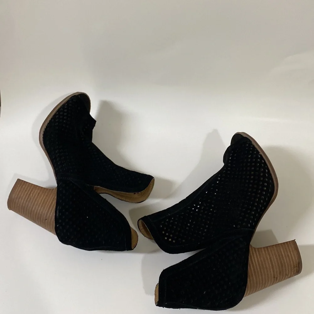 Lucky Brand pull perforated